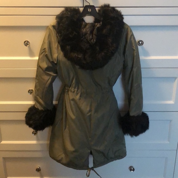 NWOT MISSLOOK Green Coat with Faux Fur - Picture 2 of 3